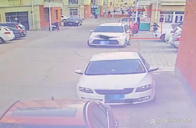 女法官疑因倒车失误致2人身亡